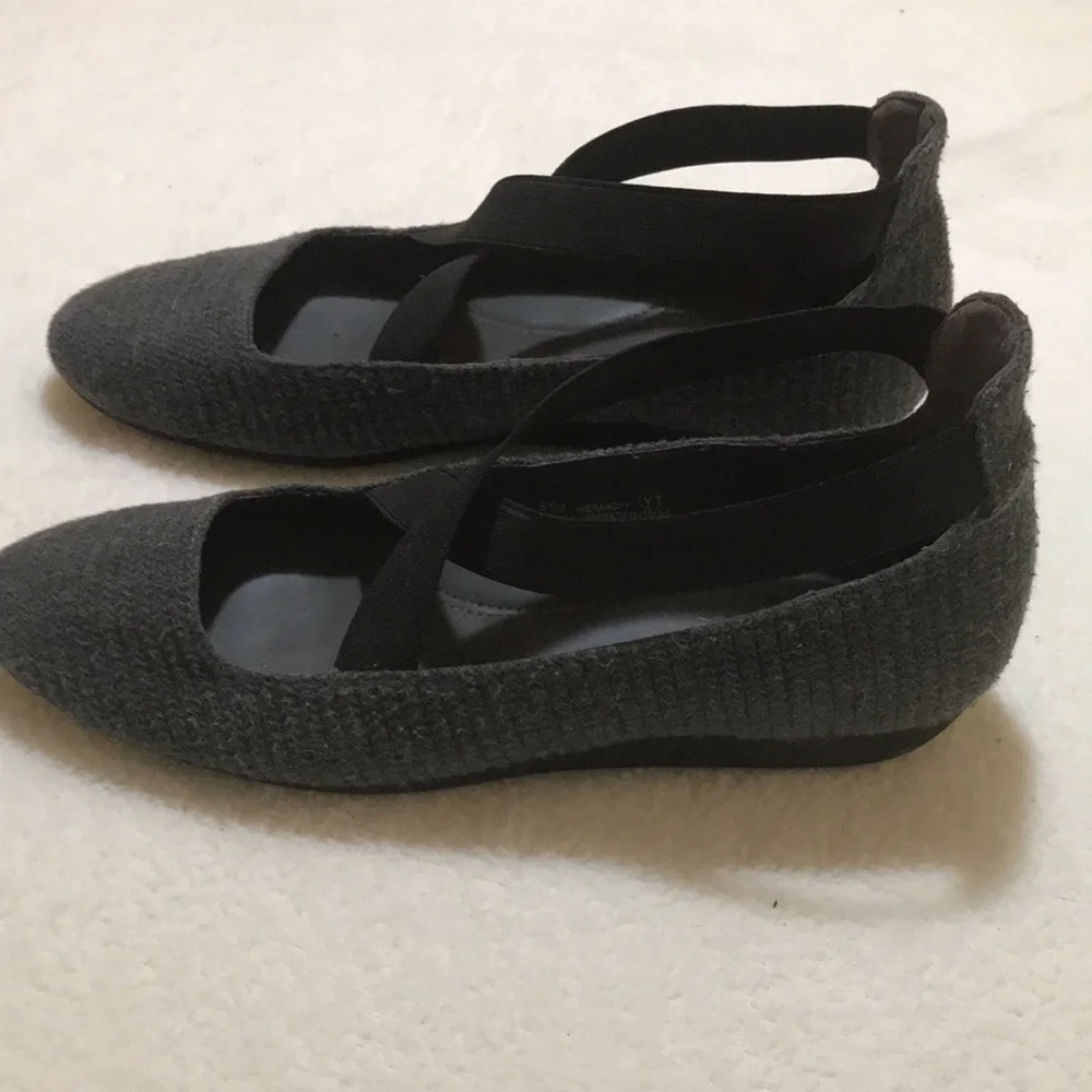| EUC Aerosoles Gray Flat Shoes - 8.5